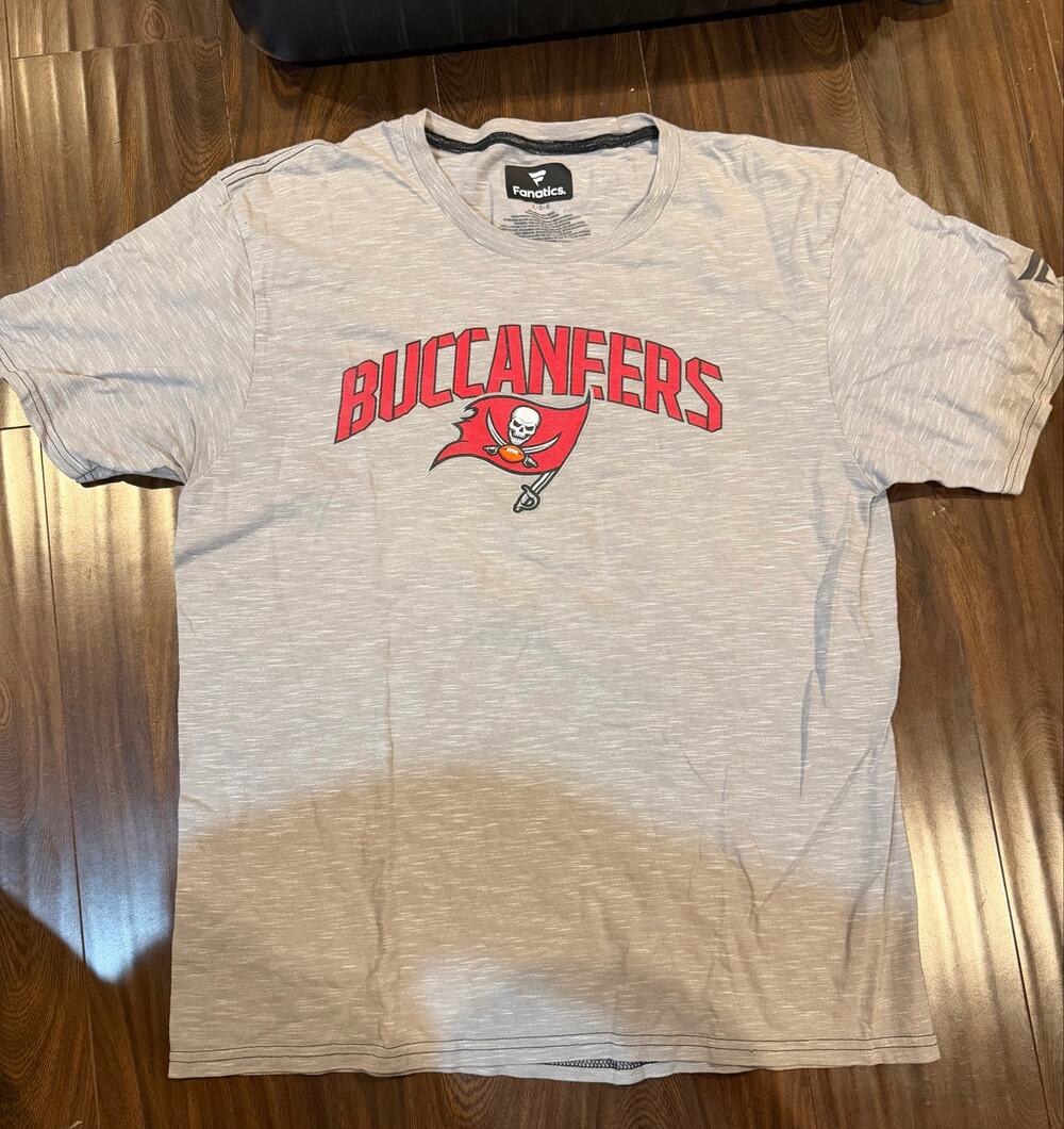 Tampa Bay Buccaneers Tom Brady Jersey Tshirt - Size Medium